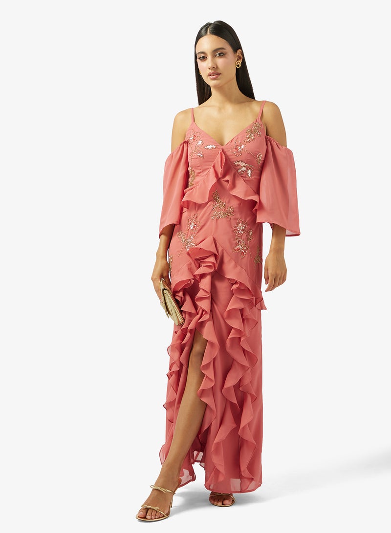 مايا فستان ماكسي مكشكش بكتف مكشوف مزين - Image 4